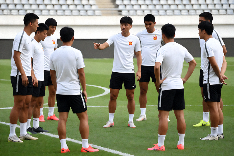 足球训练场上球员进行战术跑位演练