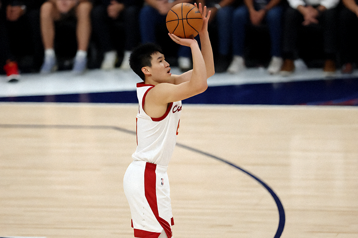 NBA篮球比赛现场，球员在三分线外起跳投篮
